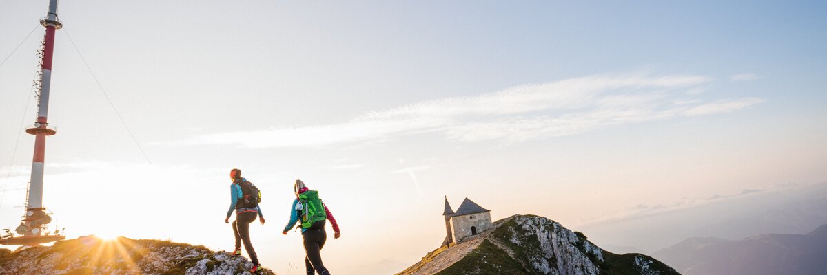 Zwei Wanderer am Weg zum Gipfel des Dobratsch zum Sonnenaufgang | © Martin Hofmann / Region Villach - Faaker See - Ossiacher See