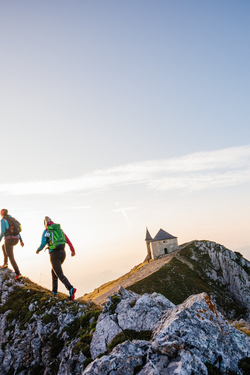 Zwei Wanderer am Weg zum Gipfel des Dobratsch zum Sonnenaufgang | © Martin Hofmann / Region Villach - Faaker See - Ossiacher See