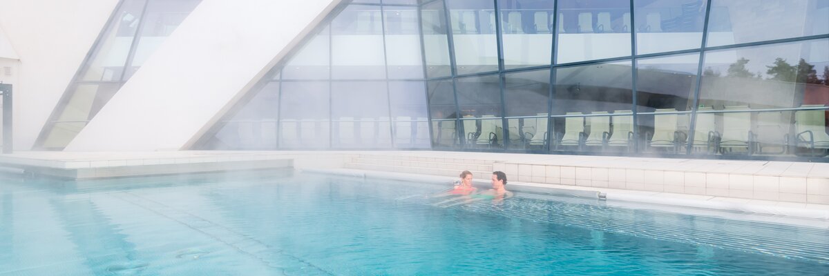 Paar entspannt im Themalwasser | © Michael Stabentheiner / Kärnten Werbung GmbH