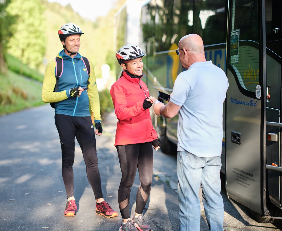 Zwei Personen stehen vor Faaker See Shuttle | © Arnold Pöschl / Region Villach - Faaker See - Ossiacher See