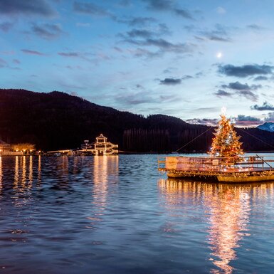 Stiller Advent am Wörthersee | © Daniel Waschnig / Wörthersee Tourismus GmbH Blick auf übergroßen Adventskranz am See zur Dämmerung | © Daniel Waschnig / Wörthersee Tourismus GmbH