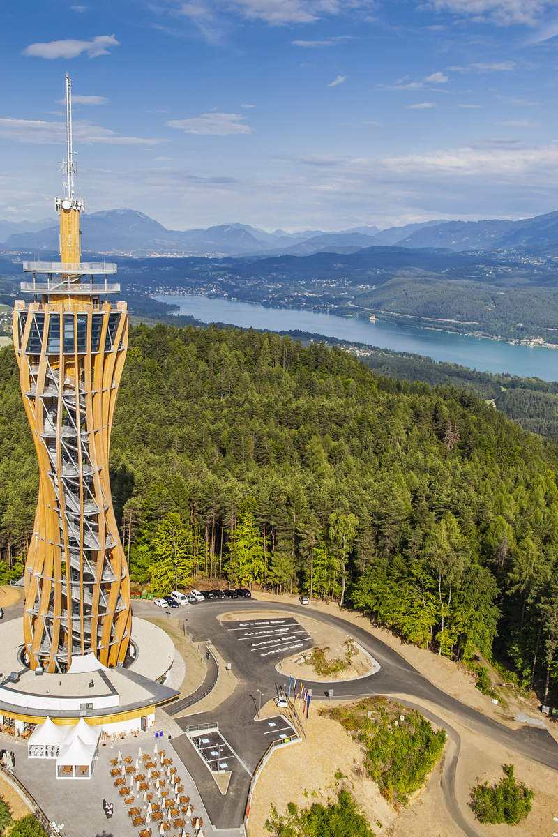 Blick auf den Pyramidenkogel von oben im Sommer | © Tine Steinthaler / Kärnten Werbung GmbH