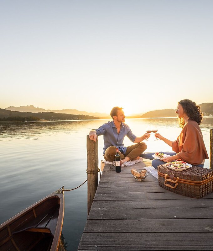Paar macht ein Picknick am Steg im Herbst am Wörthersee | © Franz Gerdl/ Kärnten Werbung