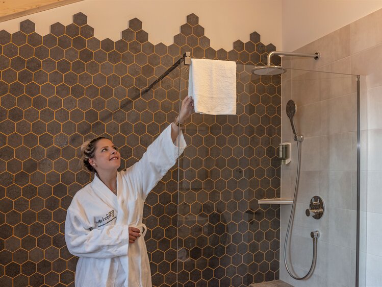 Frau in der Dusche greift nach dem Handtuch | © Urlaub am Bauernhof Kärnten/ Achim Mandler