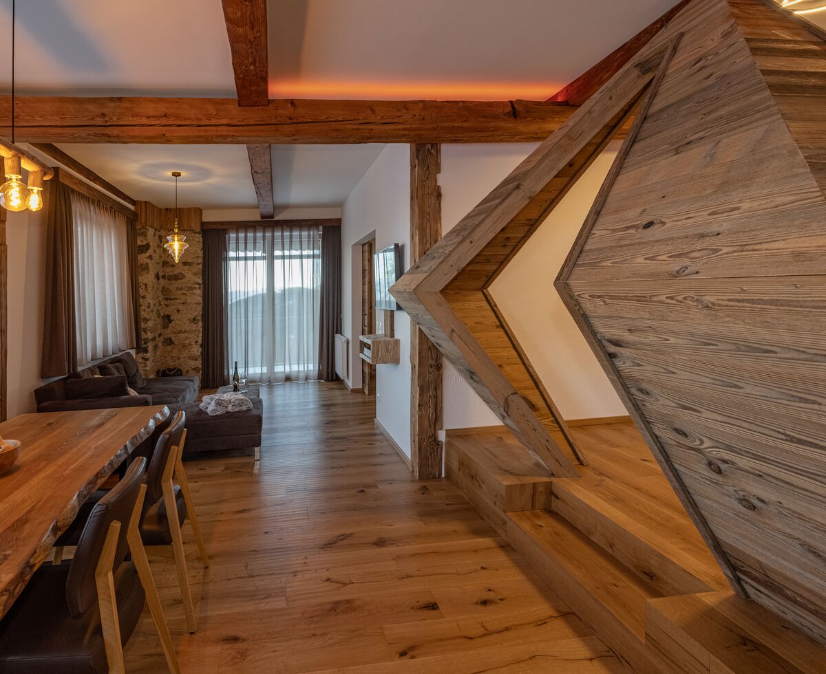 Designobjekt im Raum | © Urlaub am Bauernhof Kärnten / Achim Mandler Designobjekt neben Esstisch im Wohnraum | © Urlaub am Bauernhof Kärnten / Achim Mandler