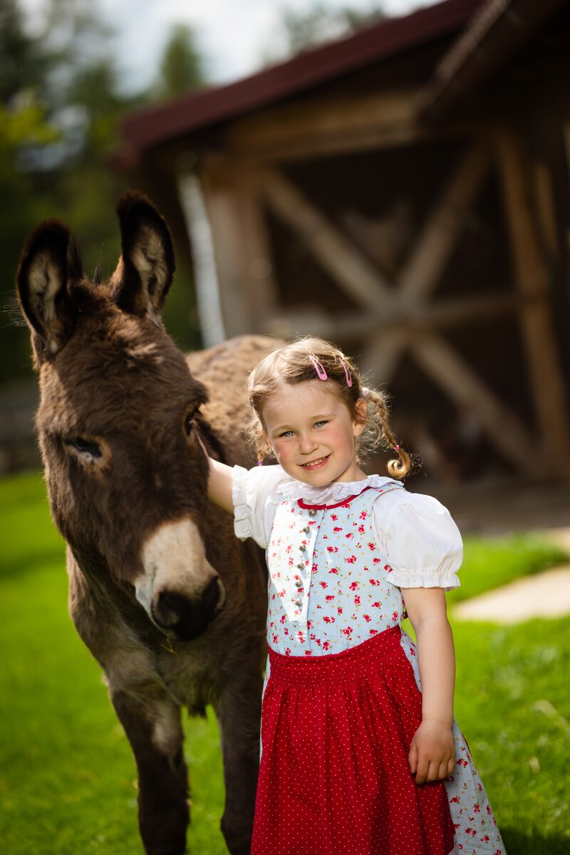 Emilia hält den Esel fest | © Urlaub am Bauernhof Kärnten / Erich Varh
