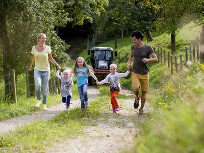 Familie läuft Hand in Hand am Weg | © Urlaub am Bauernhof Niederösterreich / Karin Lohberger