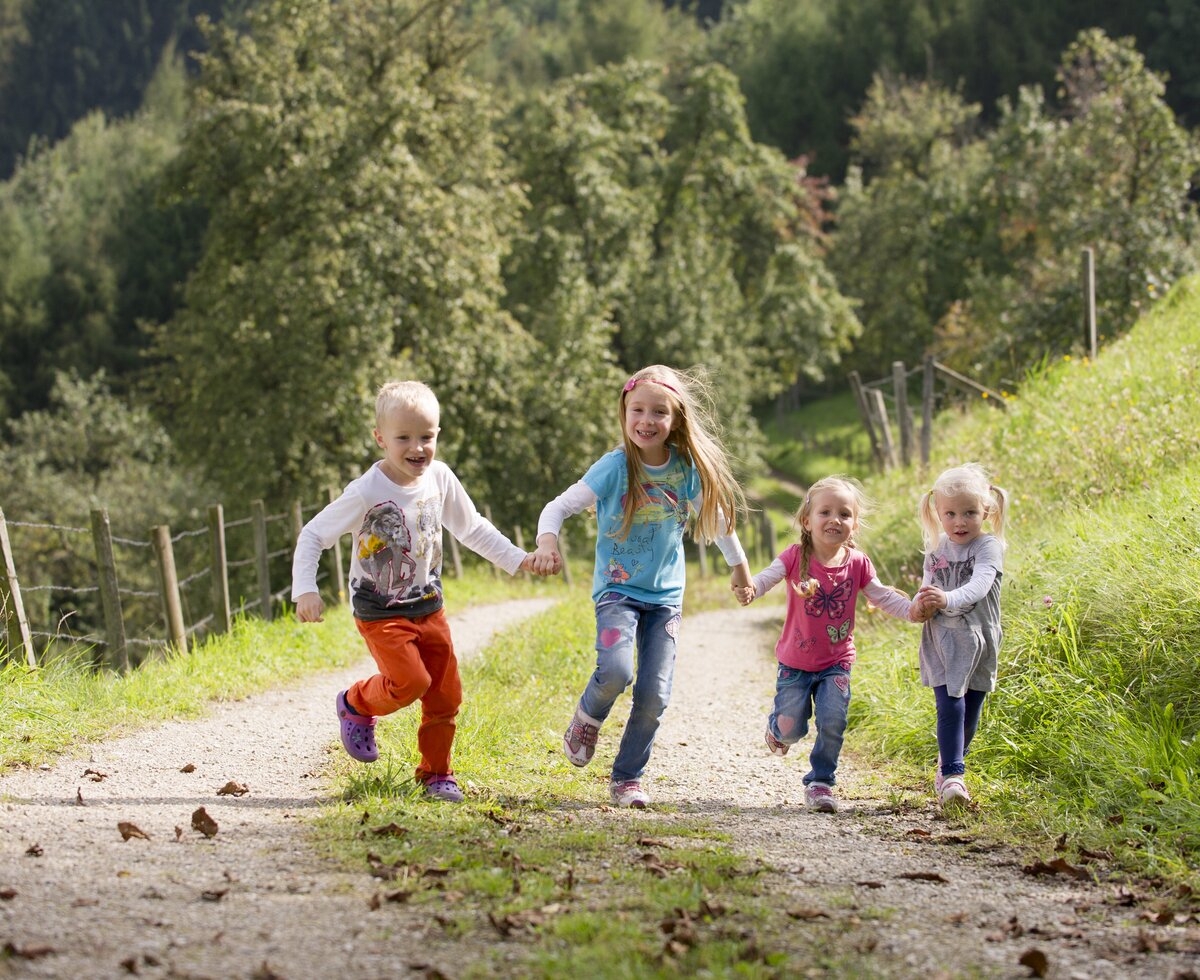 Kinder laufen am Weg | © Urlaub am Bauernhof Niederösterreich / Karin Lohberger Kinder laufen zu viert Hand in Hand am Weg | © Urlaub am Bauernhof Niederösterreich / Karin Lohberger