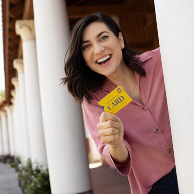 Frau mit Niederösterreich-Card | © Schwarz-König Frau mit Niederösterreich-Card | © Schwarz-König