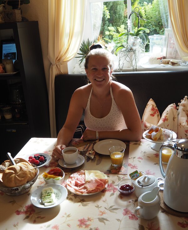 Elena beim Frühstück - Haus Zehetner | © Privat zu Gast in Niederösterreich / Elena Paschinger / www.creativelena.com 