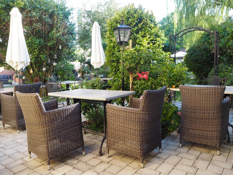 Sitzgelegenheit im Garten - Haus Zehetner | © Privat zu Gast in Niederösterreich / Elena Paschinger / www.creativelena.com 