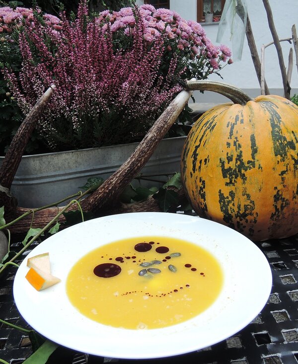 Kürbissuppe | © Landhaus Aigner / Anita Schlögl Kürbissuppe im Teller | © Landhaus Aigner / Anita Schlögl