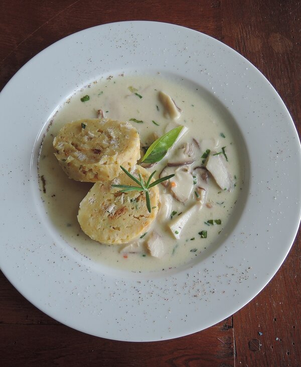 Steinpilzsoße mit Serviettenknödel | © Landhaus Aigner / Anita Schlögl Steinpilzsoße mit Serviettenknödel | © Landhaus Aigner / Anita Schlögl