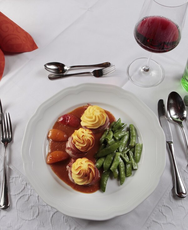 Schweinsfilets unter der Kartoffelhaube mit karamelisierten Marillen | © Aufreiter Weinhof & Marillengut / Nikolaus Korab Schweinsfilets unter der Kartoffelhaube mit karamelisierten Marillen | © Aufreiter Weinhof & Marillengut / Nikolaus Korab