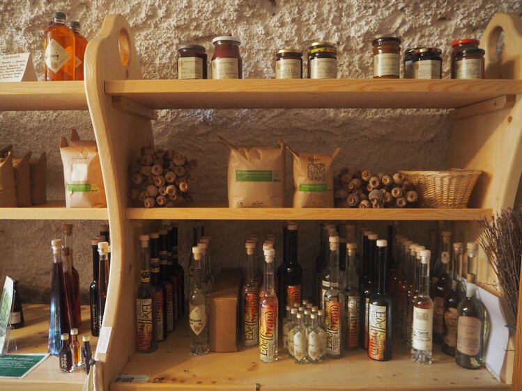 Produkte im Verkaufsregal | © Urlaub am Bauernhof Niederösterreich / Elena Paschinger / www.creativelena.com