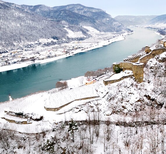 Blick auf Ruine Hinterhaus bei Spitz im Winterkleid | © Donau Niederösterreich / www.extremfotos.com