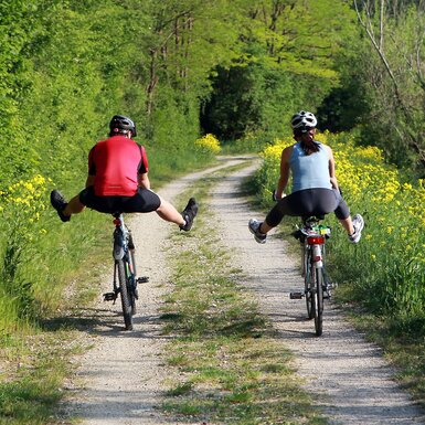 Zwei Radfahrer entlang des Traisentalradwegs | © Mostviertel Tourismus / weinfranz.at