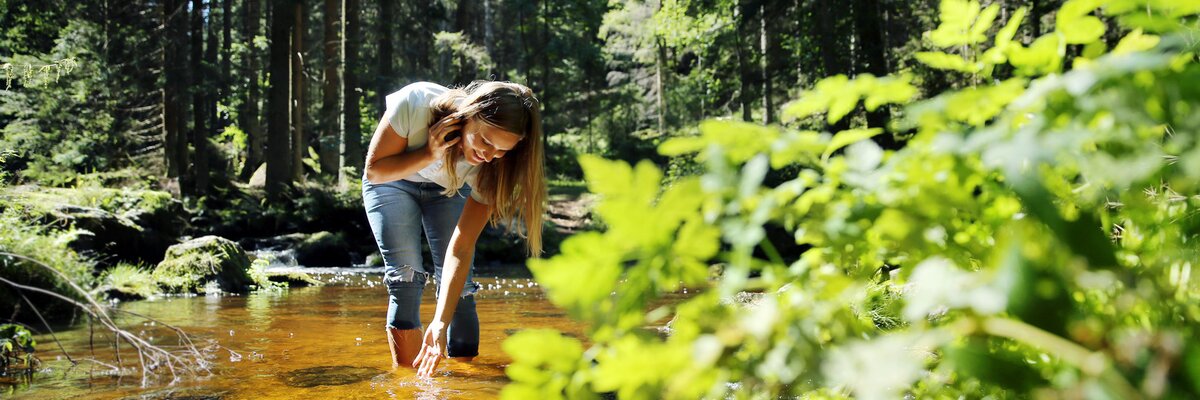 Frau steht im Wasser | © Waldviertel Tourismus / weinfranz.at