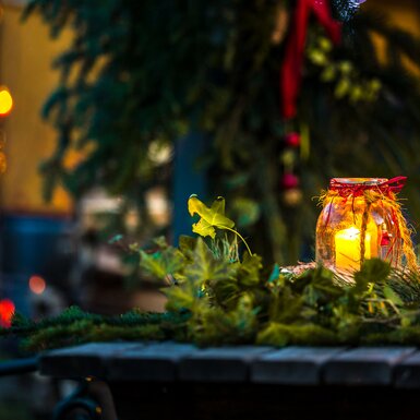 Teelicht auf einem Tischt vor dem Adventmarkt | © Wiener Alpen / Christian Kremsl