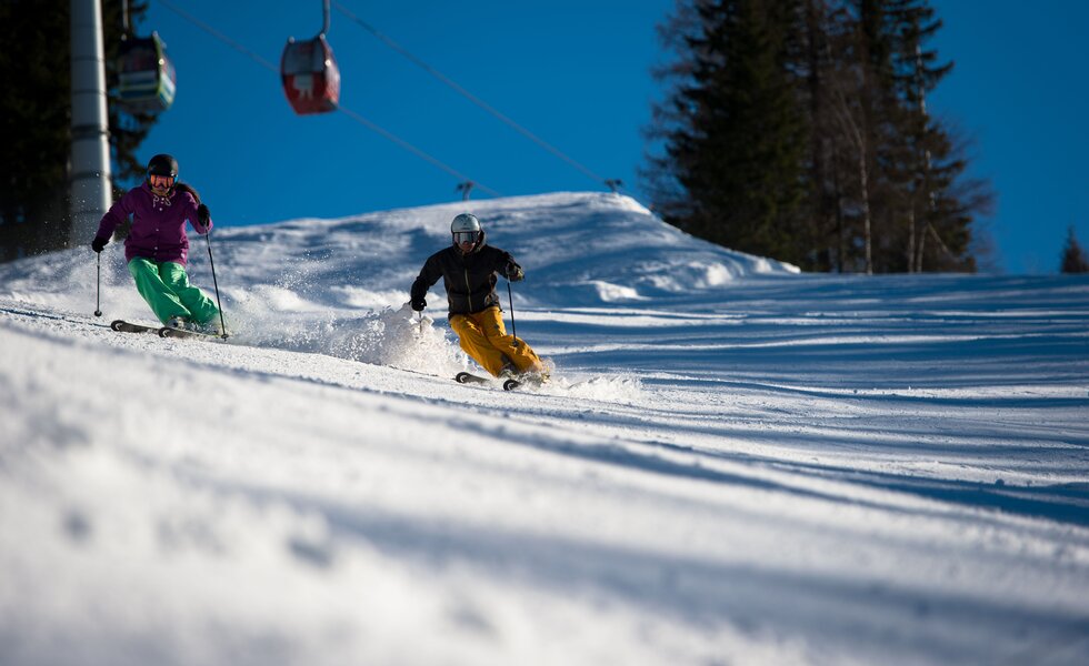 Skifahrer auf Piste neben Gondeln am Semmering in den Wiener Alpen | © Wiener Alpen / Claudia Ziegler