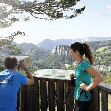 Paar auf einer Ausssichtswarte in den Wiener Alpen | © Wiener Alpen / Florian Lierzer