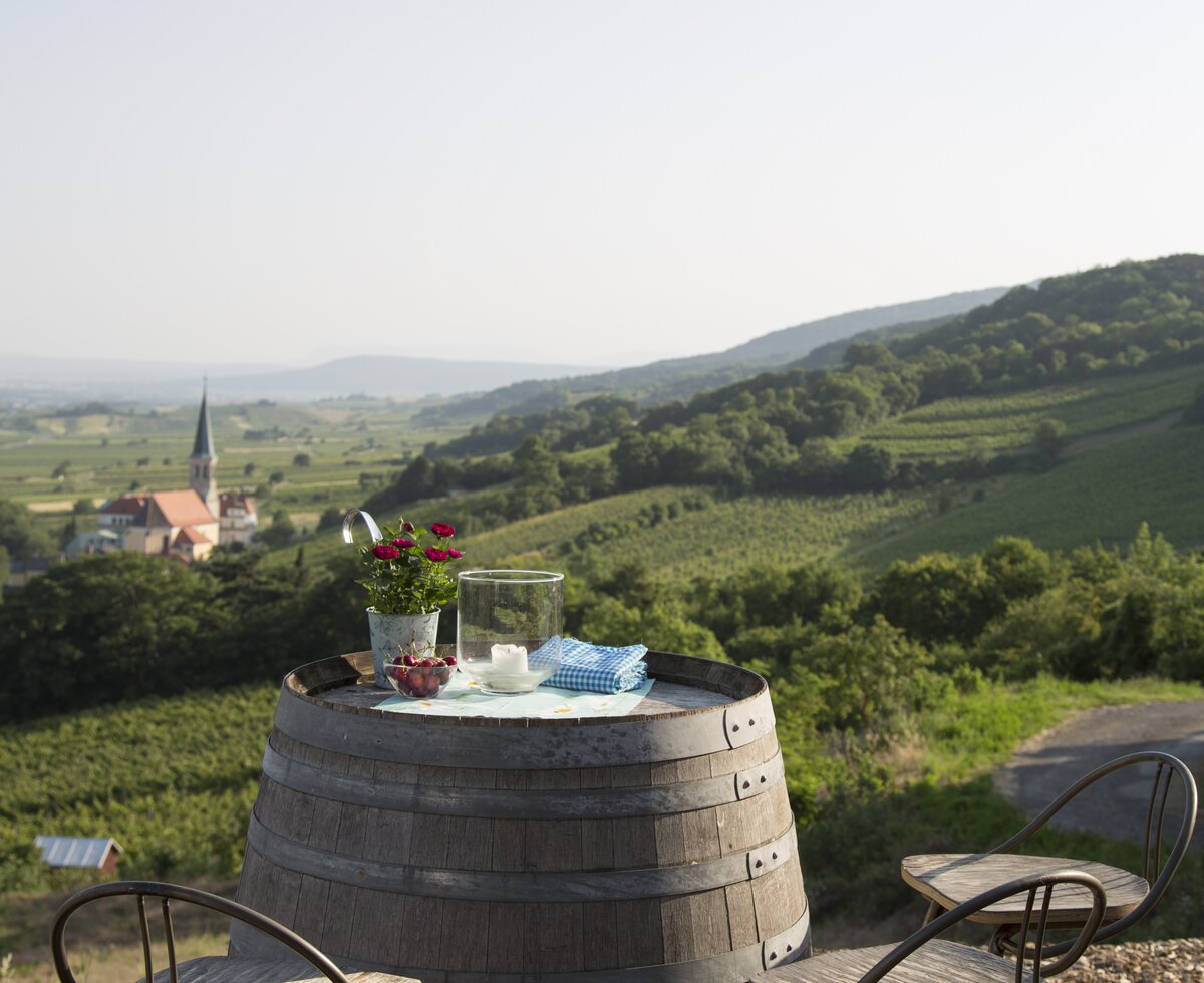 Weinfass mit zwei Hocker mit Blick in die Landschaft | © Wienerwald Tourismus / Raimo Rumpler