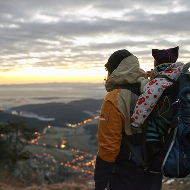 Frau mit Kind am Rücken beim Winterwandern | © Niederösterreich Werbung / Florian Lierzer