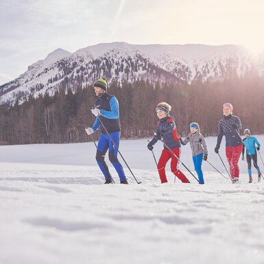 Familie beim Langlaufen am Ötscher | © Niederösterreich Werbung / Kathrin Baumann