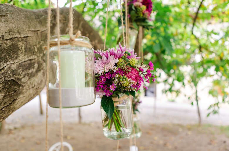 Deko am Baum | © Urlaub am Winzerhof / Marie & Michael Photography - www.marieundmichael.com Kerzen und Blumen hängen in einem Glas am Baum | © Urlaub am Winzerhof / Marie & Michael Photography - www.marieundmichael.com