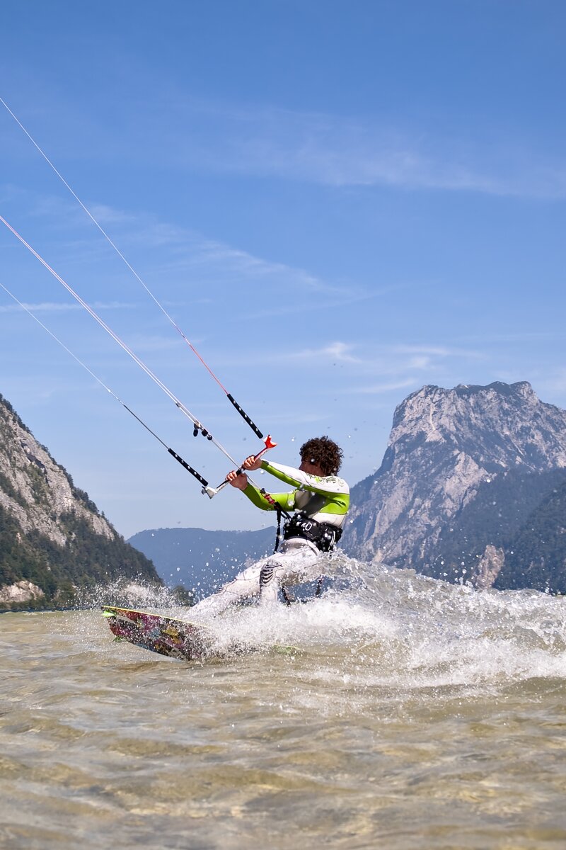 Kitesurfer in Action am Traunsee, Salzkammergut | © Oberösterreich Tourismus GmbH / Hermann Erber