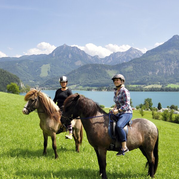 Zwei Freundinnen reiten mit Blick auf den Wolfgangsee, Salzkammergut | © Urlaub am Bauernhof Oberösterreich / Harald Puchegger
