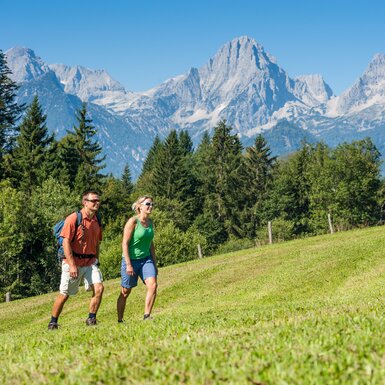 Zwei Wanderer vor dem Bergpanorama des Toten Gebirges, Nationalparkregion Kalkalpen | © Oberösterreich Tourismus GmbH / Ralf Hochhauser