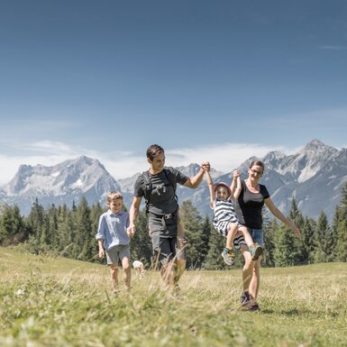 Familienwanderung im Toten Gebirge | © Oberösterreich Tourismus GmbH / Daniel Hinterramskogler Familie wandert auf der Wiese vor dem Bergpanorama des Toten Gebirges, Nationalparkregion Kalkalpen | © Oberösterreich Tourismus GmbH / Daniel Hinterramskogler