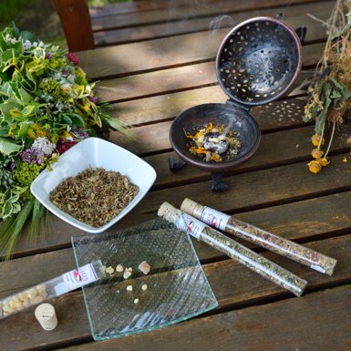 Natürliche Materialien für das Räuchern | © Urlaub am Bauernhof Oberösterreich / Ralph Fischbacher Natürliche Materialien für das Räucherritual liegen auf dem Tisch | © Urlaub am Bauernhof Oberösterreich / Ralph Fischbacher