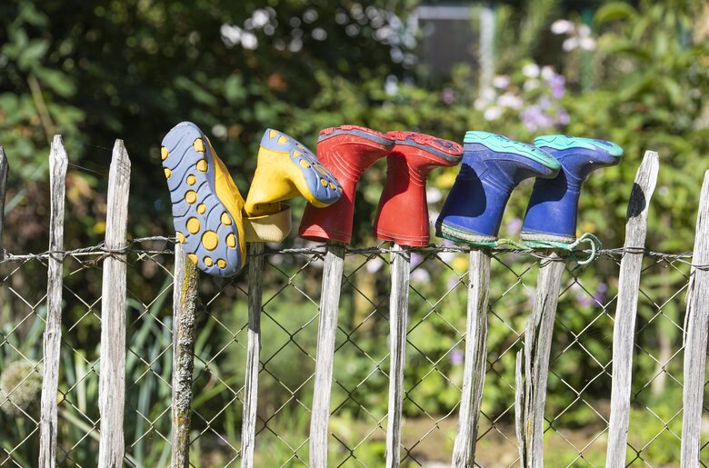 Bunte Gummistiefel hängen über dem Zaun | © Urlaub am Bauernhof Oberösterreich / puremotions photography