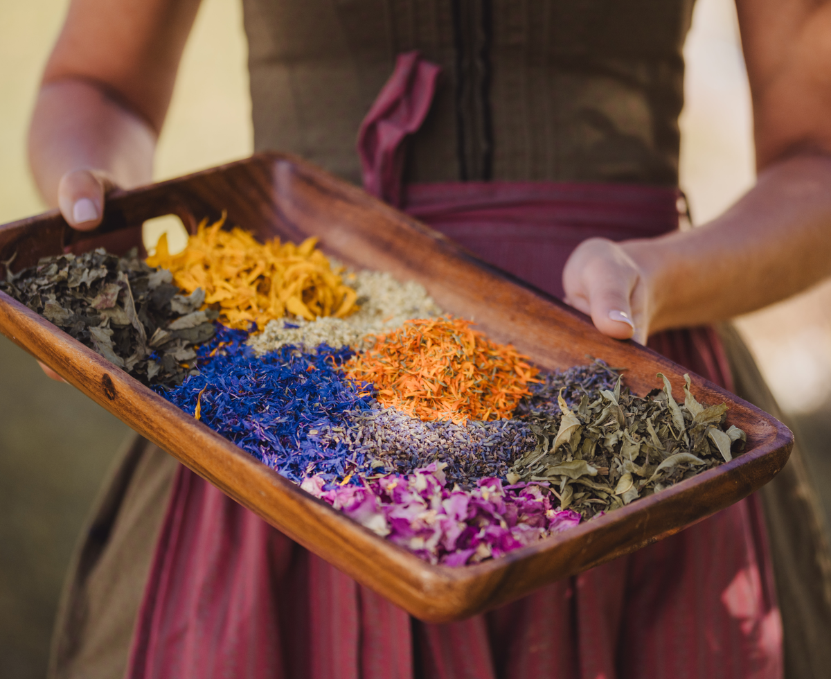 Ein Brett voller bunter gepfückter Blüten | © Urlaub am Bauernhof Oberösterreich / Footprints Fotografie - cookingCatrin