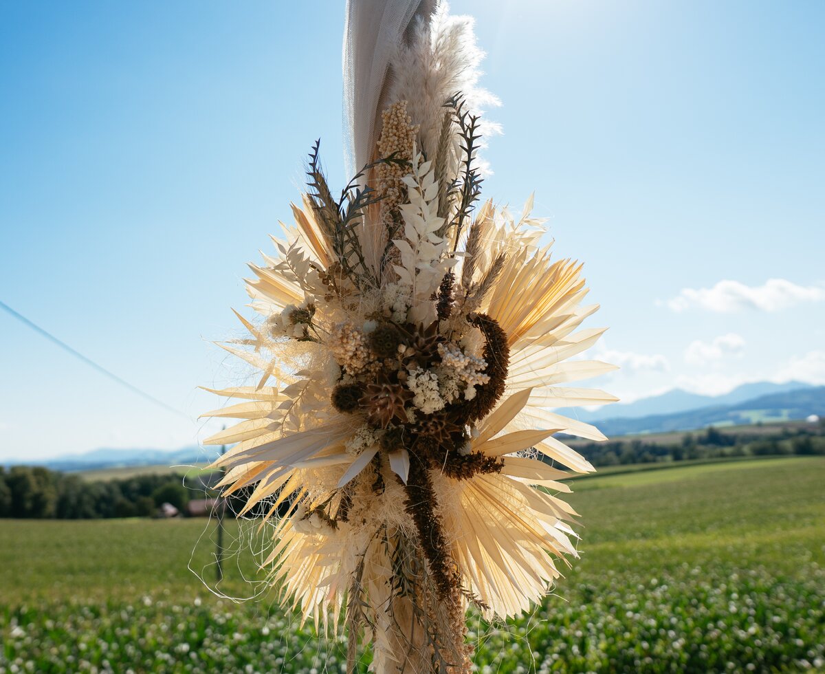 Blumen-Federschmuck | © Urlaub am Bauernhof Oberösterreich / Daniel Gollner Dekoration aus weißen Blumen und Federn | © Urlaub am Bauernhof Oberösterreich / Daniel Gollner