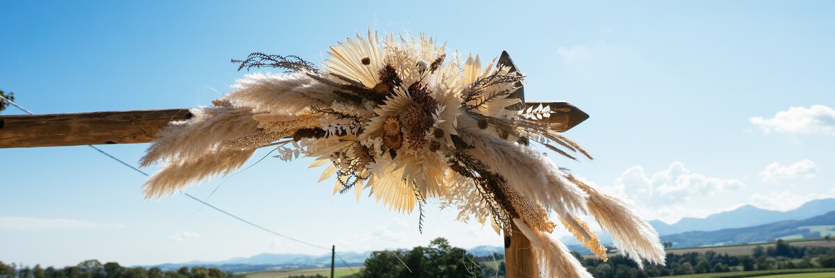 Dekoration aus weißen Blumen und Federn | © Urlaub am Bauernhof Oberösterreich / Daniel Gollner
