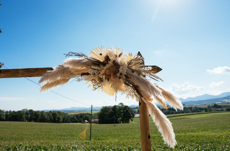 Dekoration aus weißen Blumen und Federn | © Urlaub am Bauernhof Oberösterreich / Daniel Gollner