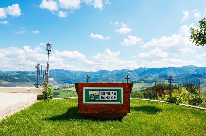 Panoramablick auf den Nationalpark Kalkalpen | © Urlaub am Bauernhof Oberösterreich / Daniel Gollner Liege mit der Aufschrift "Urlaub am Bauernhof" und Panoramablick auf den Nationalpark Kalkalpen | © Urlaub am Bauernhof Oberösterreich / Daniel Gollner