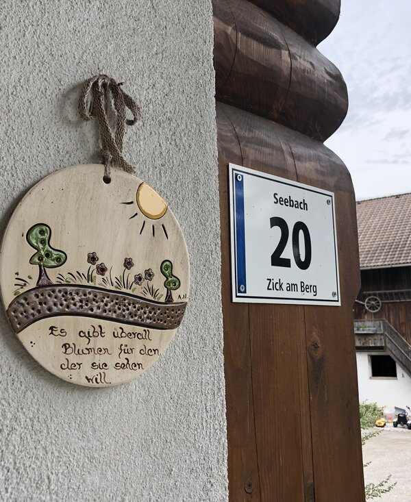 Hausnummertafel am Ferienhof Breitenbaumer - Zick am Berg | © Urlaub am Bauernhof Oberösterreich / Anna Stummer Hausnummertafel am Ferienhof Breitenbaumer - Zick am Berg | © Urlaub am Bauernhof Oberösterreich / Anna Stummer