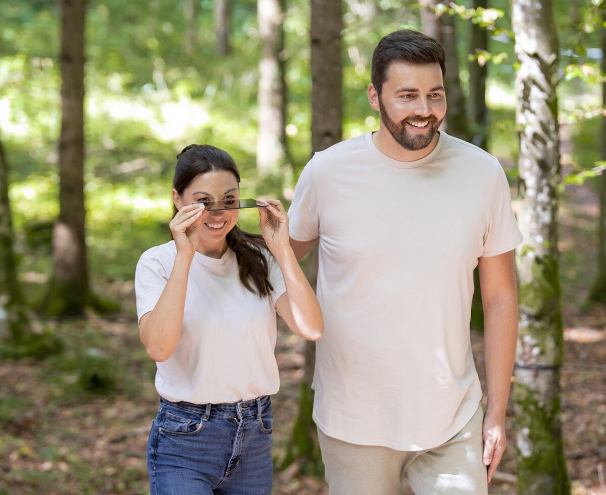 Den Wald mit anderen Augen sehen | © Urlaub am Bauernhof Oberösterreich / puremotions photography Frau geht mit einem Spiegel durch den Wald | © Urlaub am Bauernhof Oberösterreich / puremotions photography