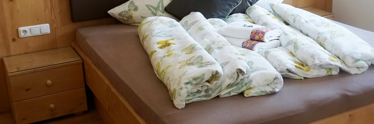 Zimmer mit Doppelbett im Löschgruberhof in Rechberg | © Urlaub am Bauernhof Oberösterreich / Harald Puchegger