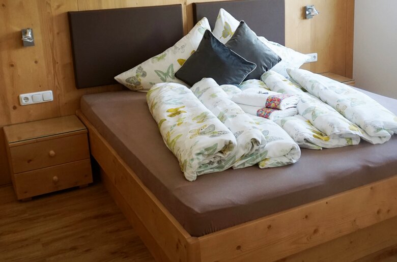 Zimmer im Löschgruberhof | © Urlaub am Bauernhof Oberösterreich / Harald Puchegger Zimmer mit Doppelbett im Löschgruberhof in Rechberg | © Urlaub am Bauernhof Oberösterreich / Harald Puchegger