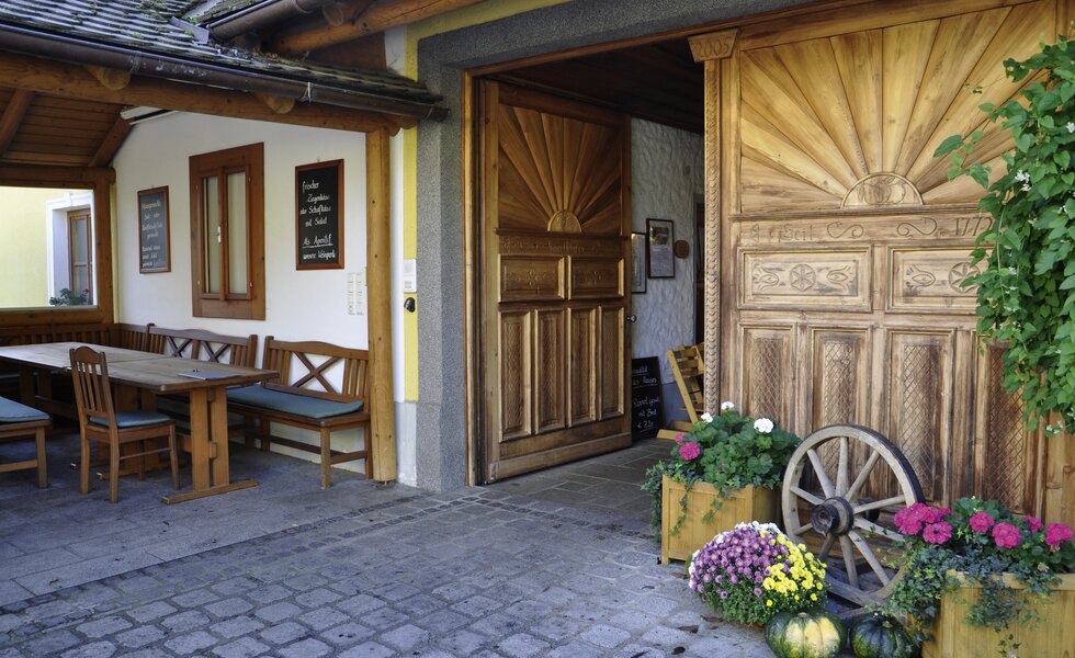 Offenes Hoftor am Radlerbauernhof Moser in Mitterkirchen | © Urlaub am Bauernhof Oberösterreich / Harald Puchegger