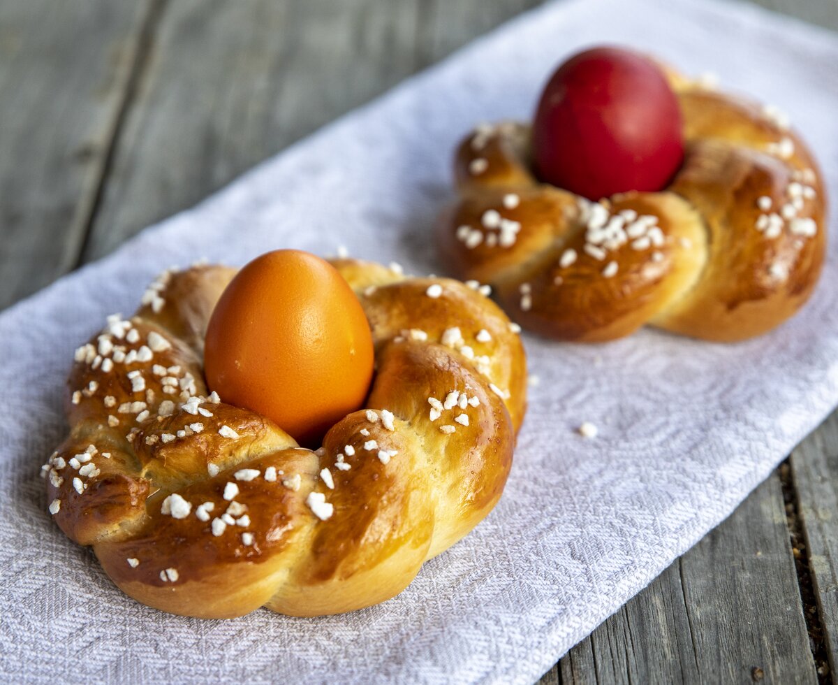 Flaumige Germteig-Kranzerl mit bunten Ostereiern | © Urlaub am Bauernhof Oberösterreich / Puremotions Photography
