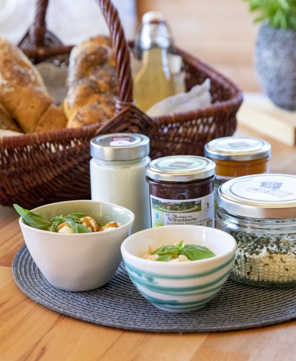 Frühstückskorb mit Produkten vom Hof steht auf dem Tisch | © Urlaub am Bauernhof Oberösterreich / puremotions photography