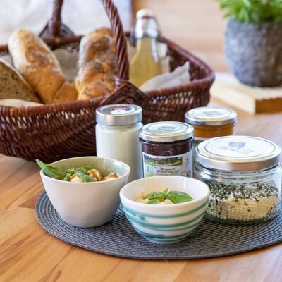 Frühstückskorb mit Produkten vom Hof steht auf dem Tisch | © Urlaub am Bauernhof Oberösterreich / puremotions photography