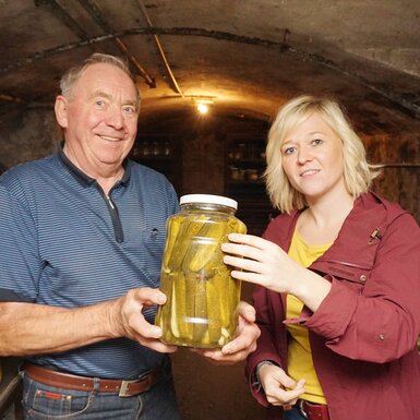 Opa August mit einem Glas eingelegten Gurken | © Urlaub am Bauernhof Oberösterreich / Harald Puchegger