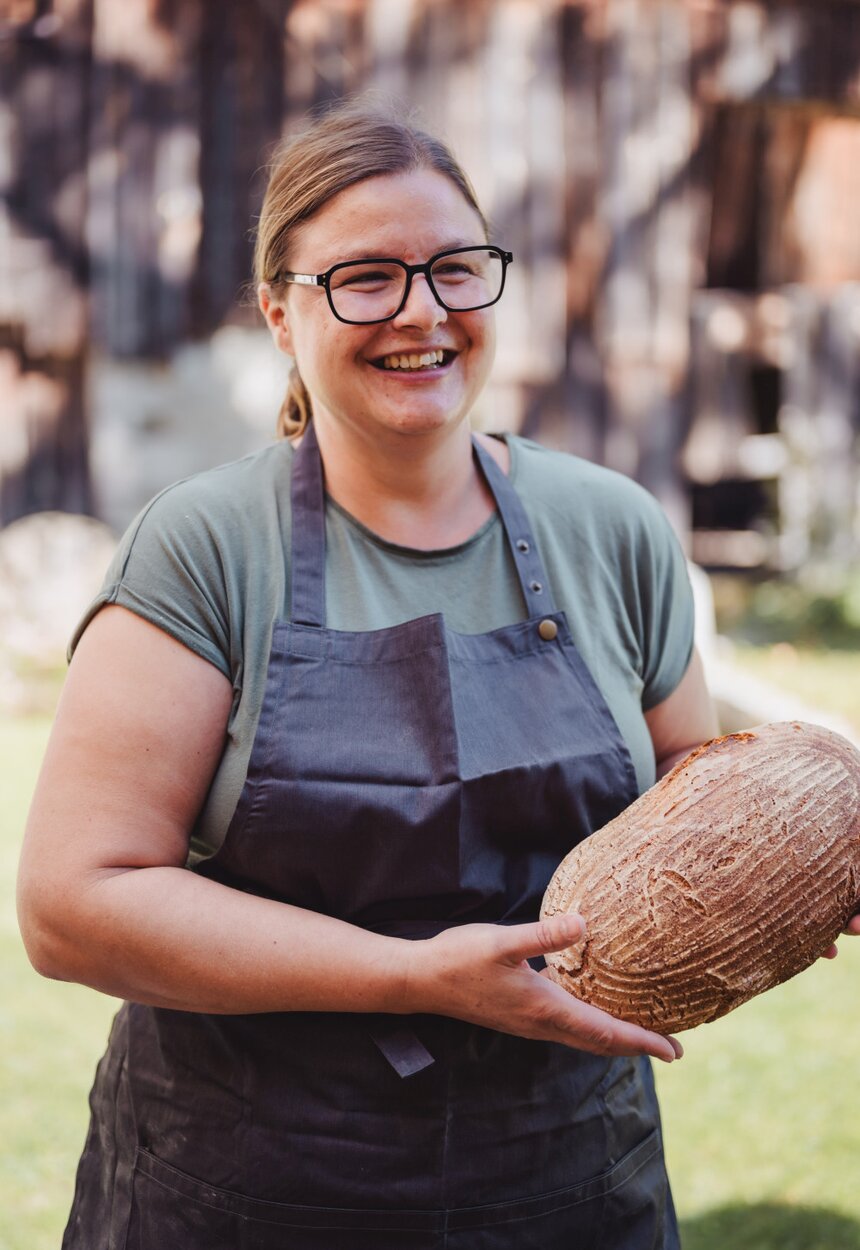 Bäuerin Bianca mit selbstgebackenem Bauernbrot | © Footprints Fotografie // cookingCatrin